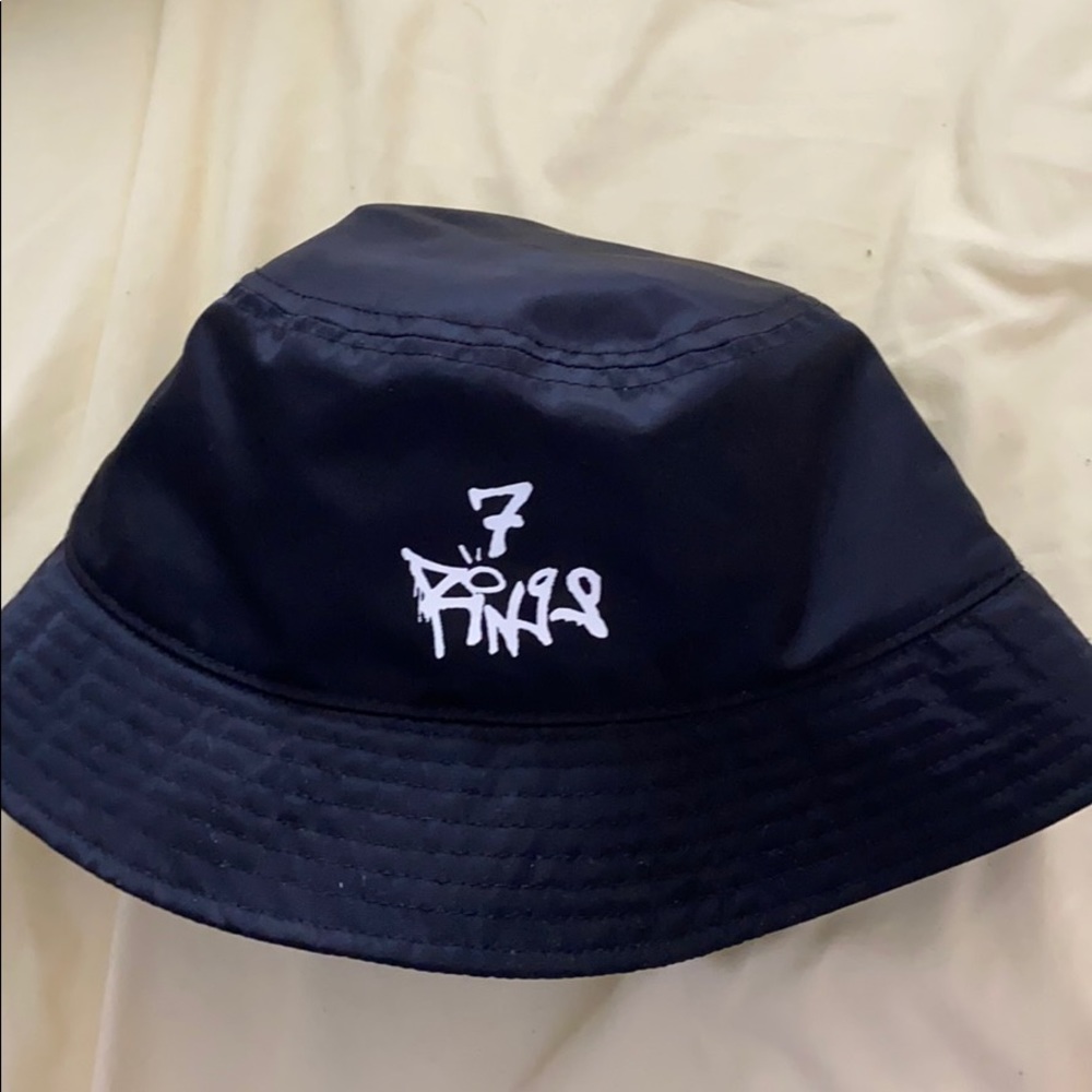 7 rings H&M bucket hat